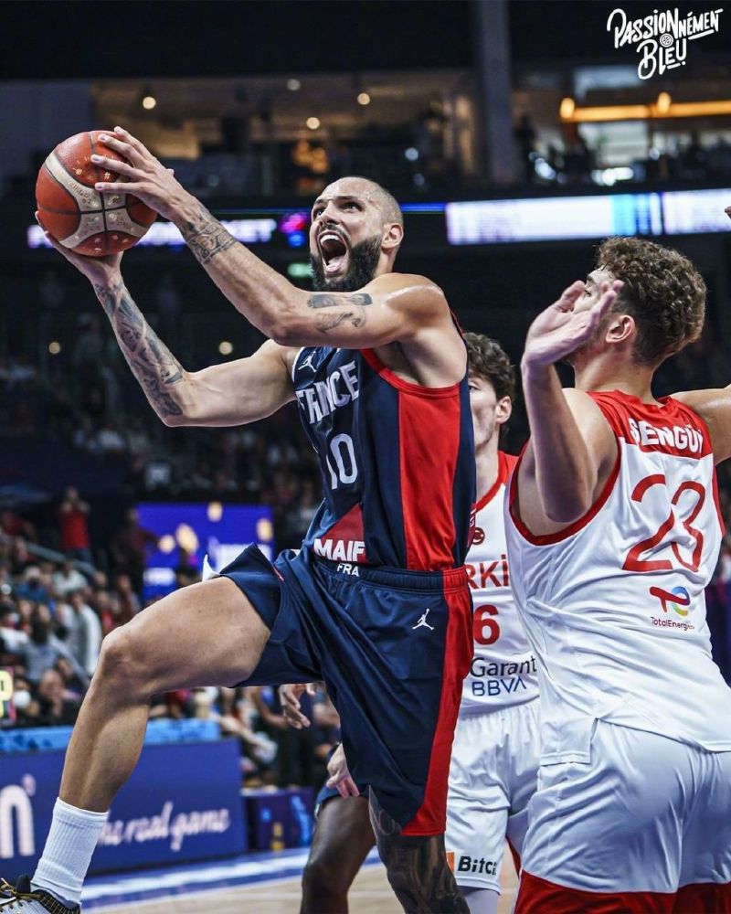 关于风云突变！休斯敦火箭集结日内部沟通；荷甲版图或变；悬念犹存；赛程密集仍需轮换的信息